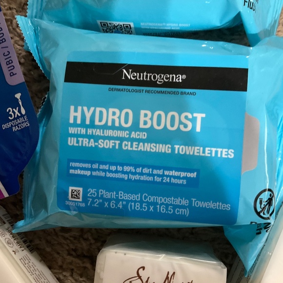 Self-Care Set 3-Sheamoisture Bar Soaps 2-Neutrogena Towelettes 1PK-Schick Razors - Picture 3 of 5